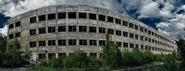 Zničen opuštěný velký betonový dům v letní den — Stock fotografie