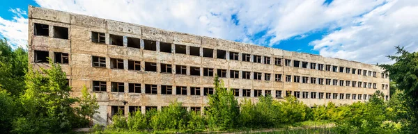 Destruiu grande edifício de concreto abandonado em um dia de verão — Fotografia de Stock