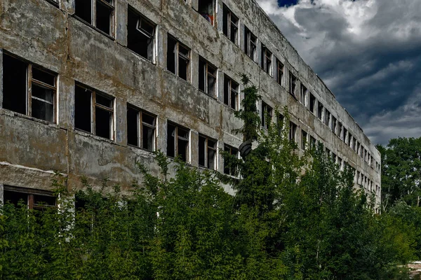 Destruido gran edificio de hormigón abandonado en un día de verano —  Fotos de Stock