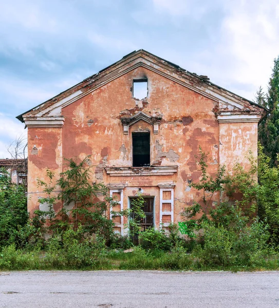 Стара зруйнована будівля в покинутому парку в літній день — стокове фото