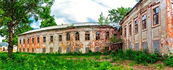 Старый разрушенный дом в заброшенном парке в летний день — стоковое фото
