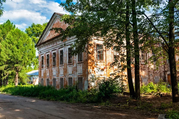 Gammal förstörd byggnad i en övergiven park på en sommardag — Stockfoto