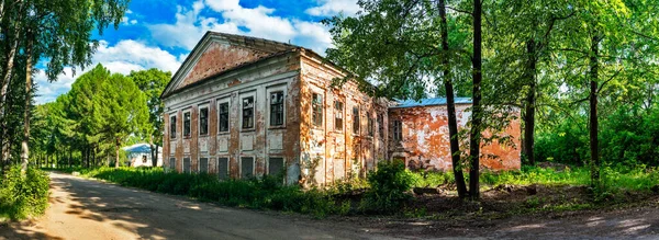 Стара зруйнована будівля в покинутому парку в літній день — стокове фото
