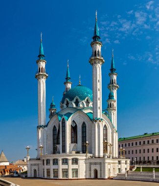Güneşli bir yaz gününde Kazan Kremlin 'deki kul Şerif Camii.