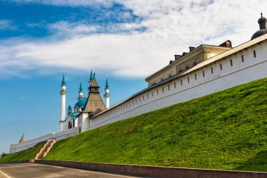 Güneşli bir yaz gününde Kazan Kremlin 'deki kul Şerif Camii.