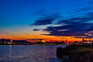 Kazan 'da bir yaz gecesinde Kaban Gölü üzerinde gün batımı