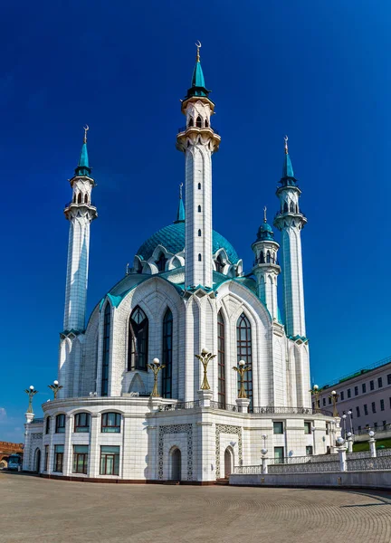 Güneşli bir yaz gününde Kazan Kremlin 'deki kul Şerif Camii.