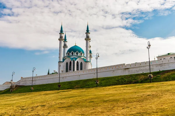 Güneşli bir yaz gününde Kazan Kremlin 'deki kul Şerif Camii. — Stok fotoğraf
