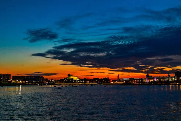 Coucher de soleil sur le lac kaban à kazan par une nuit d'été — Photo