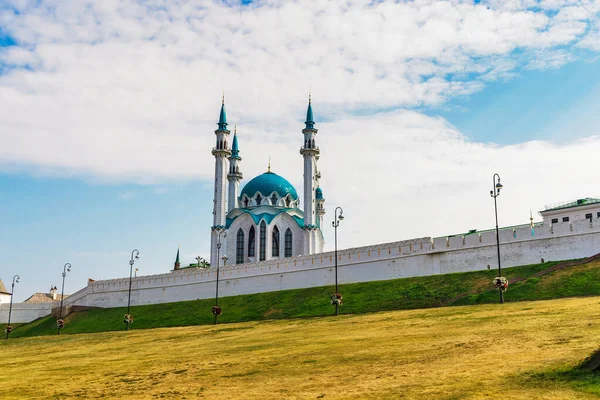 Güneşli bir yaz gününde Kazan Kremlin 'deki kul Şerif Camii. — Stok fotoğraf
