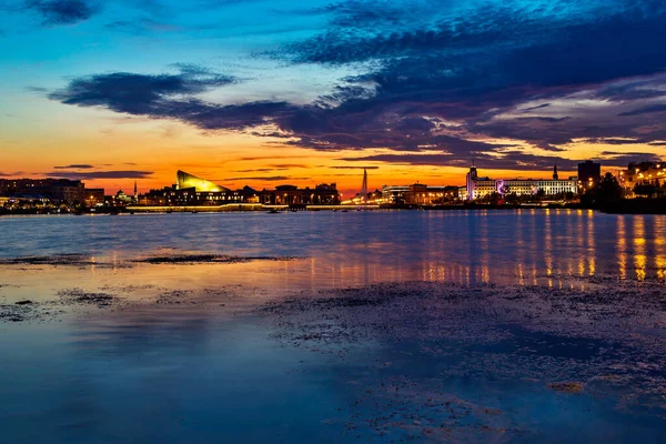 Kazan 'da bir yaz gecesinde Kaban Gölü üzerinde gün batımı — Stok fotoğraf