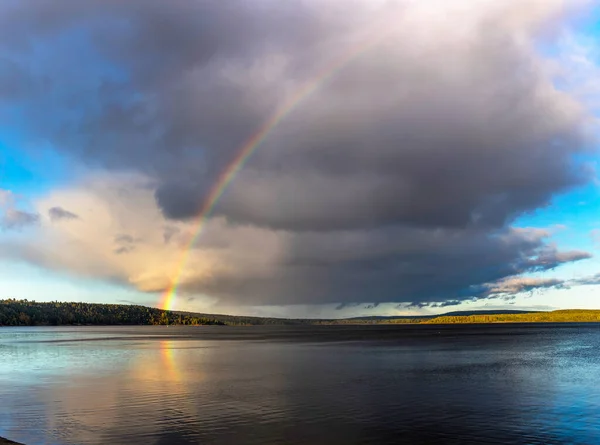 Lago dopo pioggia con un arcobaleno su di esso in una sera d'estate — Foto Stock