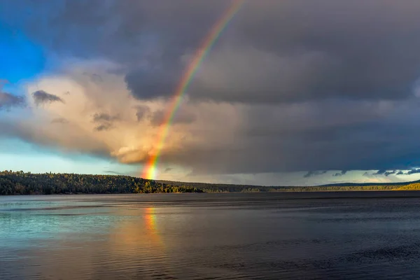 Lago dopo pioggia con un arcobaleno su di esso in una sera d'estate — Foto Stock
