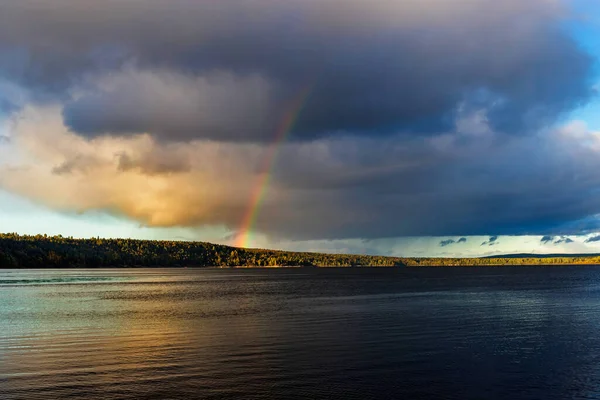 Lago dopo pioggia con un arcobaleno su di esso in una sera d'estate — Foto Stock