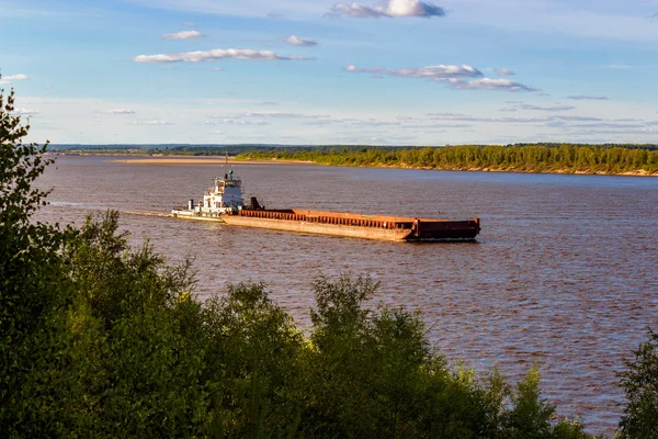 Barka na rzece — Zdjęcie stockowe