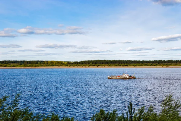 Stará loď na řece — Stock fotografie