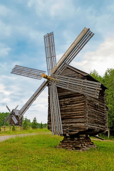 Molino de viento de madera — Foto de Stock