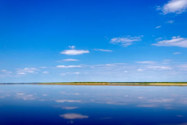 Rivier en wolken — Stockfoto