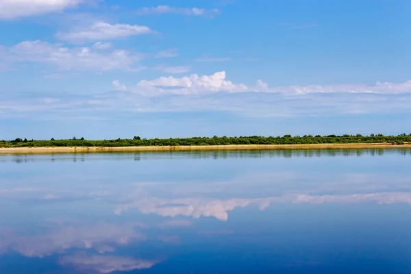 Fluss und Wolken — Stockfoto