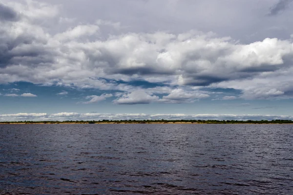 Rivier en wolken — Stockfoto