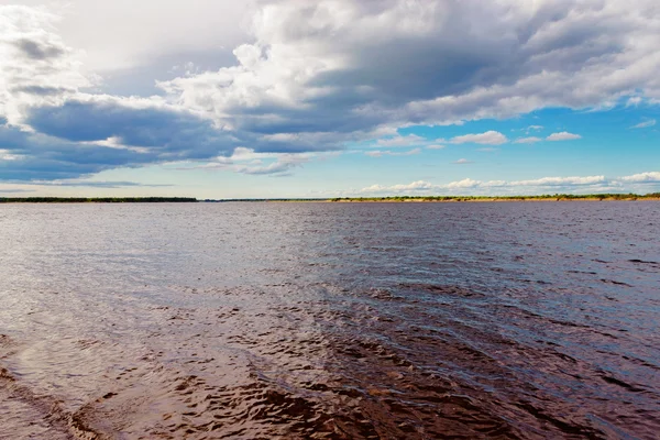 Rivier en wolken — Stockfoto