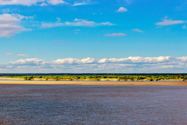 Fiume e nuvole — Foto Stock