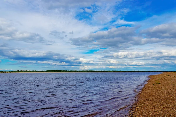 Rivier en wolken — Stockfoto