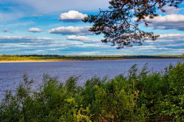 Rivier en wolken — Stockfoto