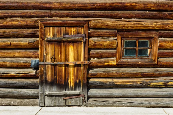 Porta na parede de log — Fotografia de Stock