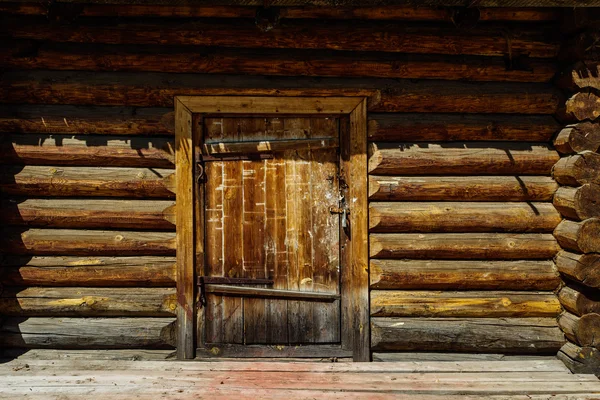 Porta na parede de log — Fotografia de Stock