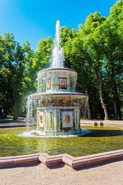Fuente en Peterhof — Foto de Stock