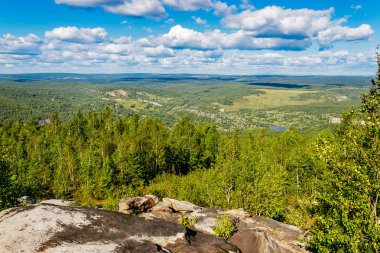 bir yükseklikten ormanlık tepeler