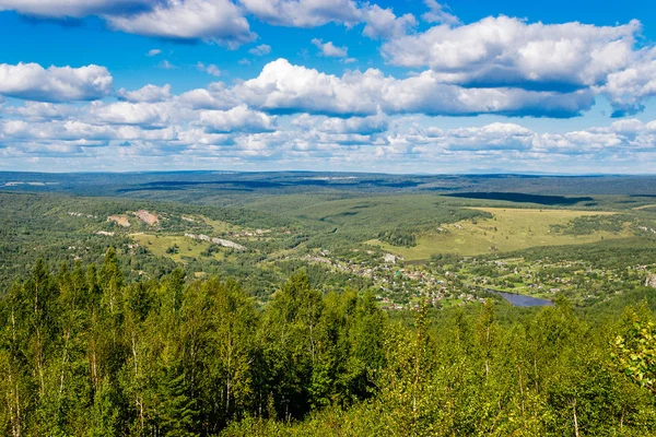 Skogsklädda kullar från en höjd — Stockfoto