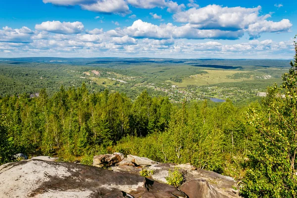 Bewaldete Hügel aus einer Höhe — Stockfoto