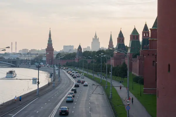 Zicht op de dijk van het Moskou Kremlin en de Moskouse Rivier — Stockfoto