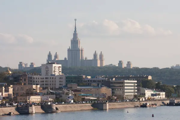 Widok na nasyp i budynek Moskiewskiego Uniwersytetu Państwowego — Zdjęcie stockowe