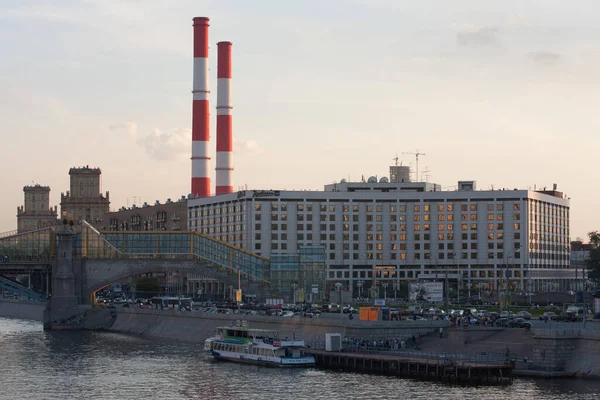 Uitzicht op de dijk en de rivier de Moskou — Stockfoto