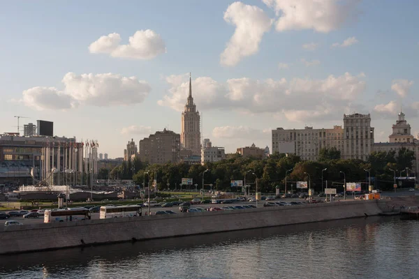 堤防とモスクワ川の眺め — ストック写真