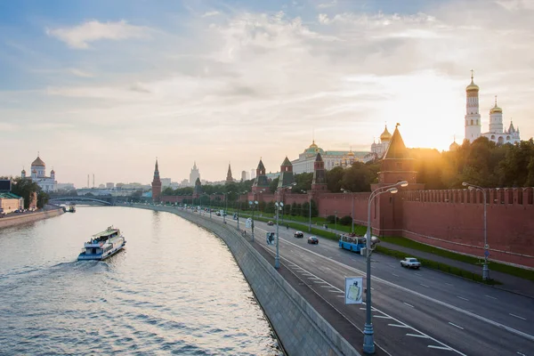 Moskova Kremlin ve Moskova Nehri 'nin setinin manzarası — Stok fotoğraf
