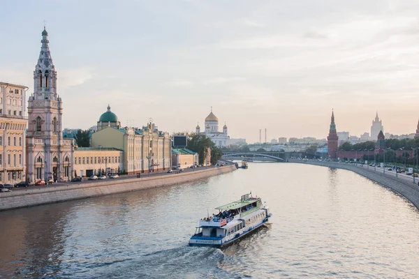 Zicht op de dijk van het Moskou Kremlin en de Moskouse Rivier — Stockfoto