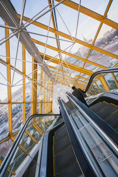 Escalera mecánica en el puente peatonal de Bohdan Khmelnitsky — Foto de Stock