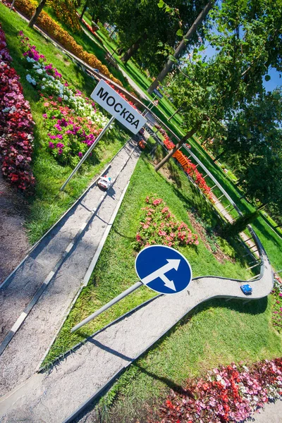 Bloementuin in de vorm van een wegsplitsing in het park — Stockfoto