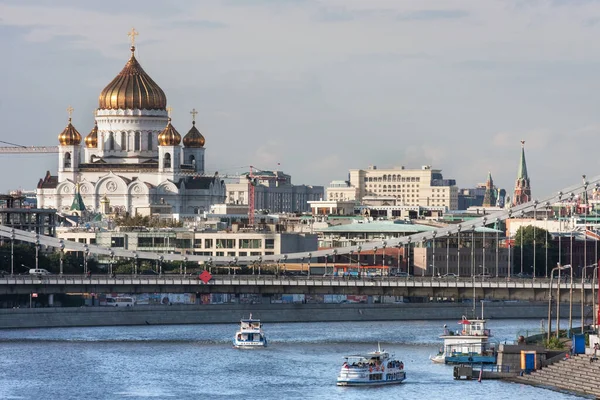 Widok na rzekę Moskwę i Katedrę Chrystusa Zbawiciela — Zdjęcie stockowe