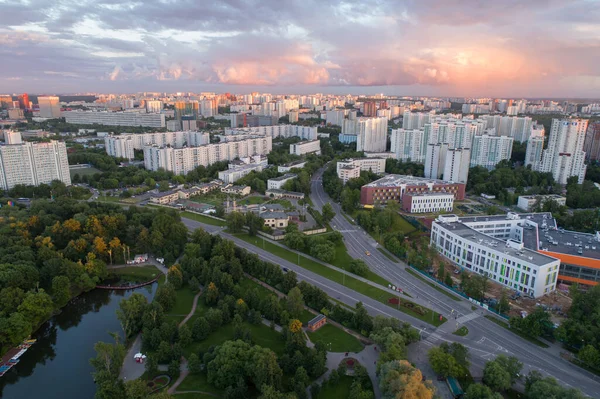 View from the height to the street and modern houses. — Stock Photo, Image