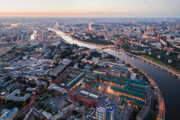 La grande città e il fiume al tramonto in estate — Foto Stock
