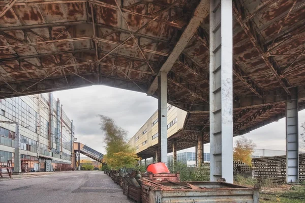 Området och byggnaderna i en stor fabrik i Moskva — Stockfoto