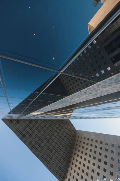 Reflexión de edificios de oficinas sobre el cristal en el centro de negocios de La Defense — Foto de Stock