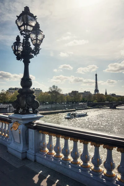 Alexanders terceira ponte em Paris em um dia de primavera — Fotografia de Stock