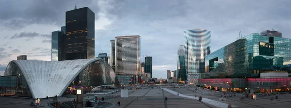 Kilátás a Grande Arche de la Defense lépcsőiről — Stock Fotó