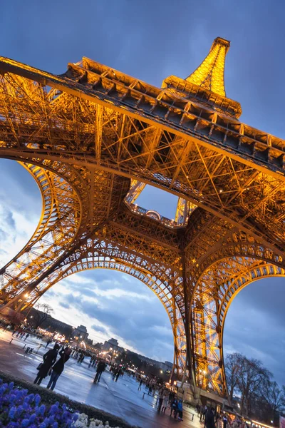 Vista da Torre Eiffel ao pôr do sol na primavera — Fotografia de Stock